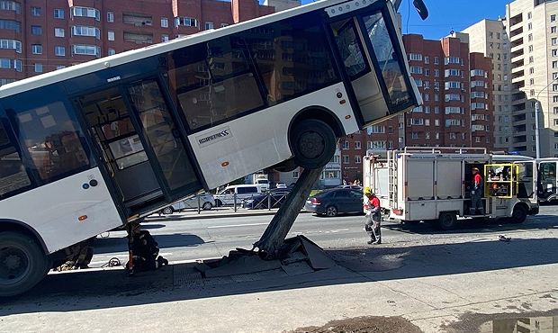 В Петербурге рейсовый автобус столкнулся с фонарным столбом и повис над землей