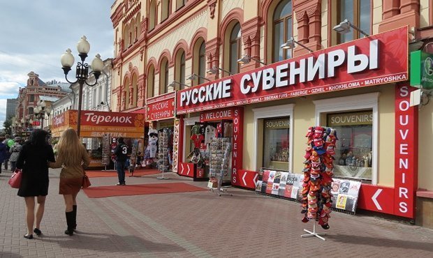 На московском Арбате из-за отсутствия туристов закрываются сувенирные магазины и кафе