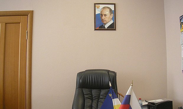 В Петербурге полиция проводит проверку из-за порванного портрета Владимира Путина
