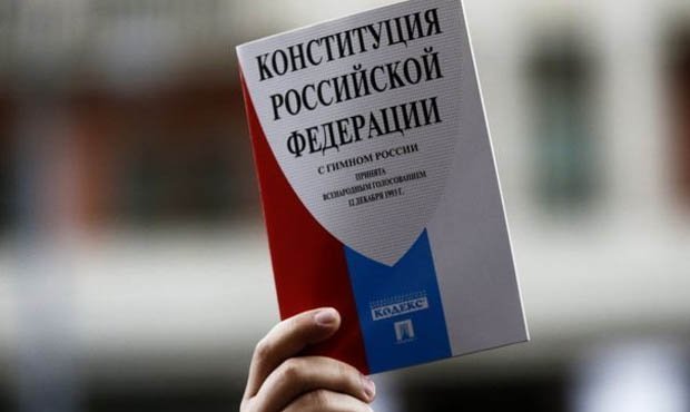 В Новокузнецке сироту обвинили в неуважении к власти из-за порванной в знак протеста Конституции