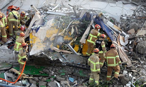 В Южной Корее пятиэтажный дом рухнул на пассажирский автобус