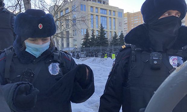 В Москве полицейские во время разгонов митингов заклеивают пленкой идентификационные жетоны