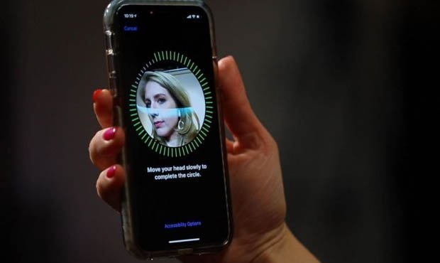Смартфоны iPhone научились распознавать лица своих владельцев в защитной маске