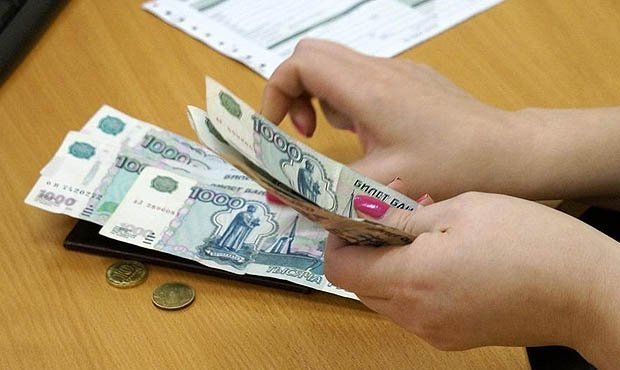 В Иркутской области учителям и врачам выплатили премии, а потом вычли их из зарплаты