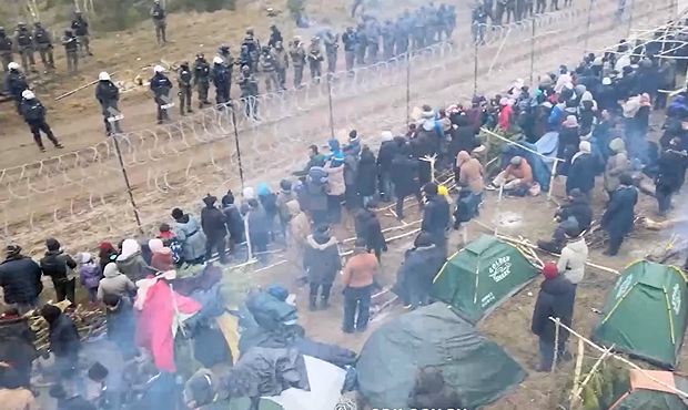 Группа из 200 мигрантов прорвалась через границу, пока белорусские силовики ослепляли лазерами польских пограничников