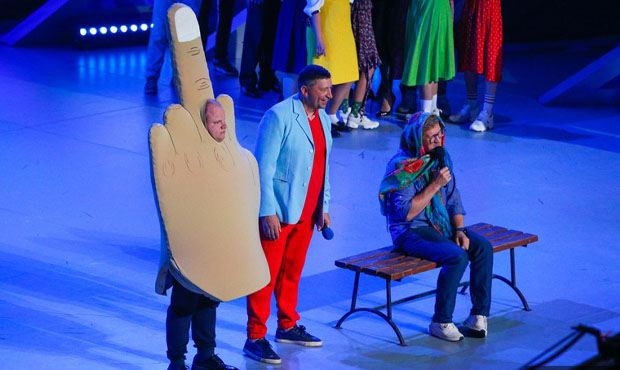 В выпуске «Встреча выпускников КВН» вырезали шутку про телеведущего Владимира Соловьева, где ему показали средний палец