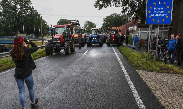 В Нидерландах фермеры заблокировали порты и супермаркеты