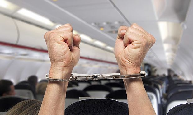 Бортпроводникам российских авиакомпаний выдадут наручники для борьбы с дебоширами