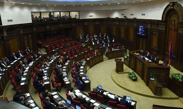 В Армении назначили внеочередные выборы в парламент. Они могут состояться в июне