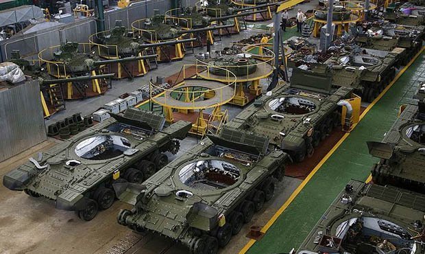 Владимир Путин закрытым указом списал долги оборонных предприятий. Банки выступили против