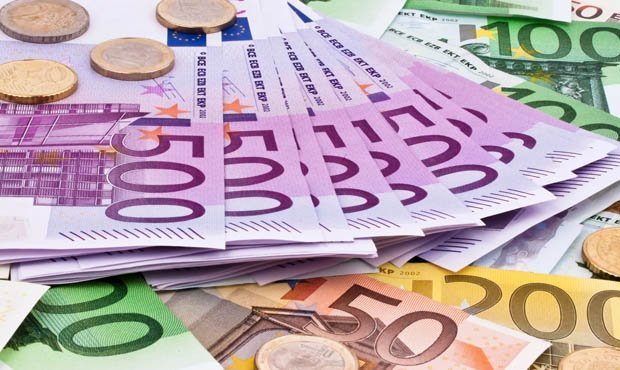 Биржевой курс евро впервые за год превысил отметку в 75 рублей