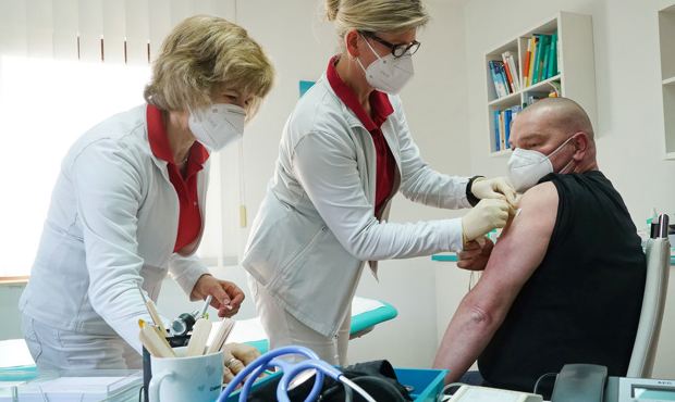Британские и голландские специалисты не нашли связи между вакциной AstraZeneca и возникновениям тромбов