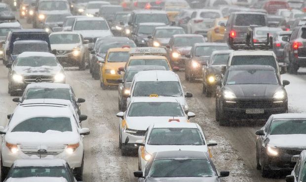 На московских дорогах из-за снегопада и гололеда зафиксировали 10-бальные пробки