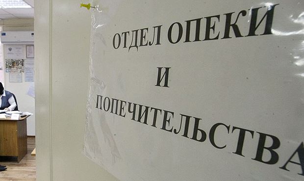 В Москве полицейские два дня удерживали молодую мать в отделении, а потом пожаловались на нее в опеку