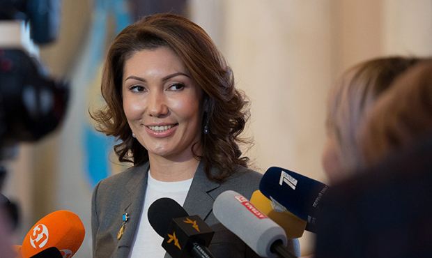 Дочь экс-президента Казахстана удалила аккаунты в соцсетях. Перед этим журналисты вычислили, что она находится в ОАЭ