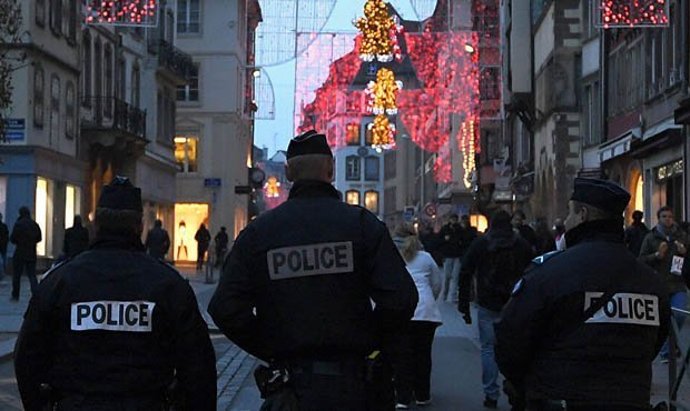 В Страсбурге полиция задержала двух чеченцев за селфи с поднятыми вверх пальцами