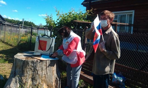 Международные эксперты высоко оценили организацию голосования на лавочках и в автобусах