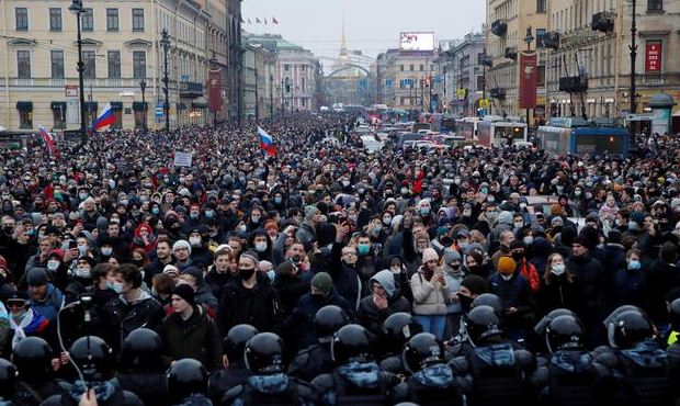 В Петербурге во время акции протеста полицейский применил электрошокер к несовершеннолетней девушке