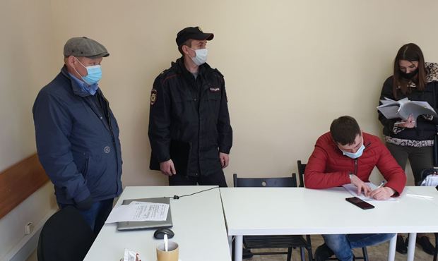 В регионах полицейские массово изымают в штабах Навального листовки об акции в поддержку политика