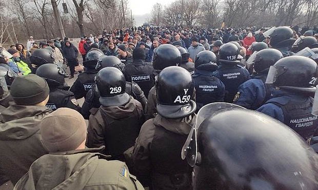 На Украине возмущенные граждане забросали камнями автобусы с эвакуированными из Китая соотечественниками