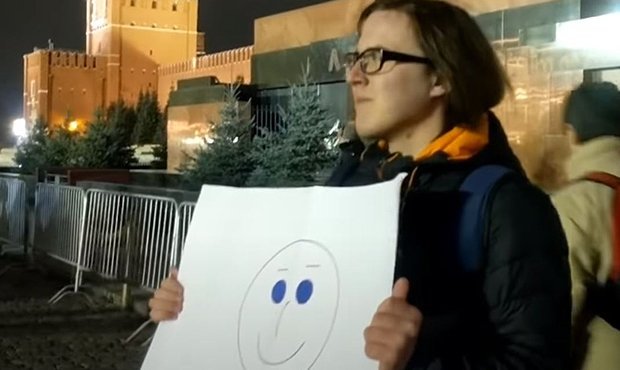 Тверской райсуд Москвы оштрафовал активиста на 75 тысяч рублей за плакат со смайликом на Красной площади