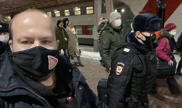 Полицейские задержали соратников Алексея Навального Георгия Албурова и Киру Ярмыш
