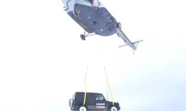 В Карелии двое мужчин на спор сбросили с вертолета внедорожник «Гелентваген»