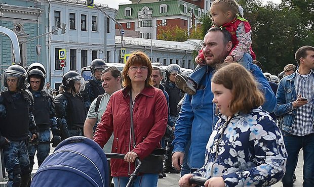 СКР пригрозил уголовной ответственностью родителям, которые приходят на митинги с детьми