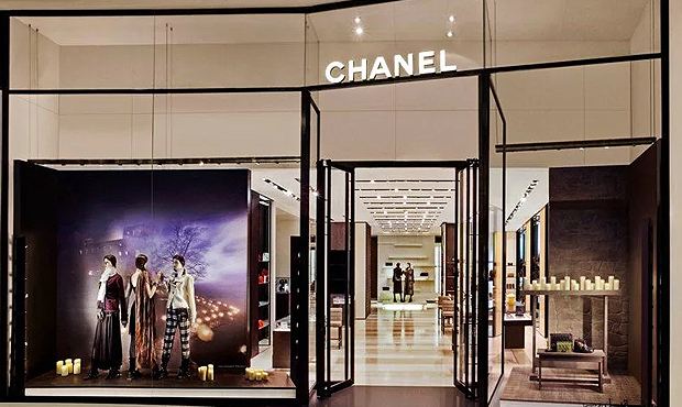 Сотрудники люксовых бутиков Chanel отказываются продавать россиянам свои товары