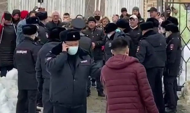 На Сахалине эвакуированных из Таиланда туристов заперли в детском лагере