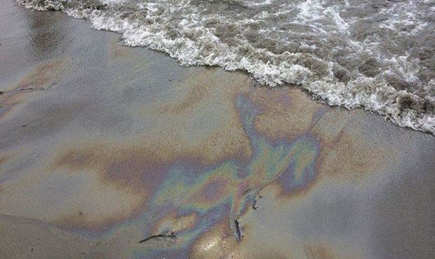 В Красноярском крае в реке Енисей обнаружили нефтяное пятно