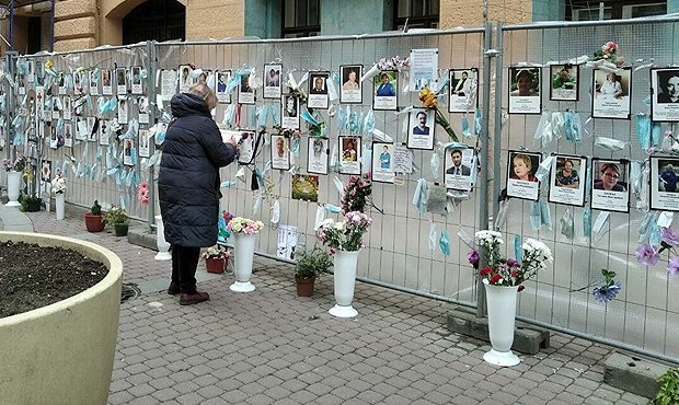 В Петербурге разобрали стихийный мемориал в память о погибших от COVID-19 медиках