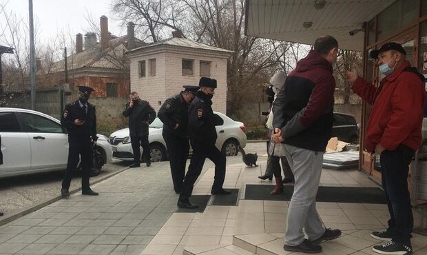 В Волгограде противники QR-кодов ворвались в здание местного Роспотребнадзора