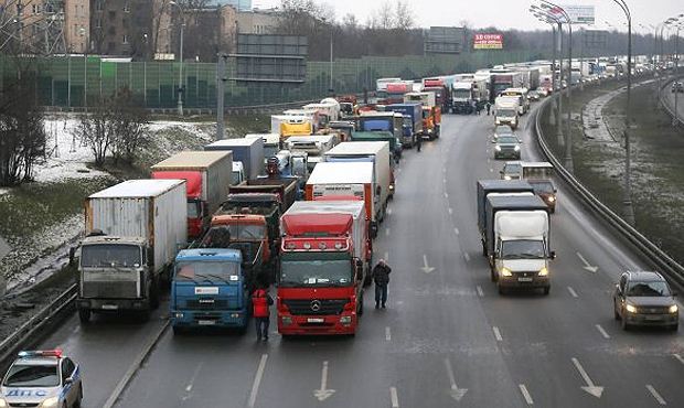 Власти Москвы отложили введение ограничений на передвижение фур по МКАДу