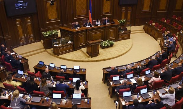 Депутаты парламента Армении разрешили работодателям увольнять непривитых сотрудников