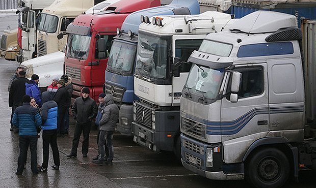 Российские дальнобойщики устроили забастовку на границе с Китаем из-за тестов на COVID-19