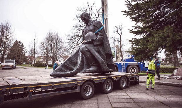 Конституционный суд Латвии признал законным решение снести памятники тоталитарных режимов