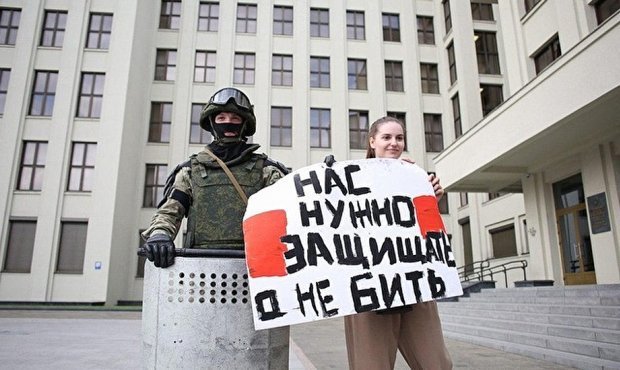 В Минске прошла мирная акция протеста. Сотрудники ОМОНа опустили перед гражданами щиты