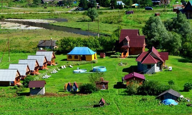 В Алтайском крае на турбазе обнаружили мертвой семью регионального чиновника