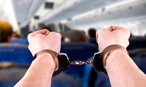 Авиакомпании попросили принять закон о применении наручников к буйным пассажирам