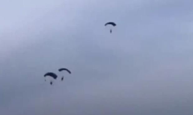 В Белоруссии во время прыжков с парашютом погибли двое российских военных