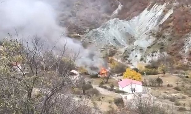 В Нагорном Карабахе армяне перед отъездом сжигают свои дома и другие постройки