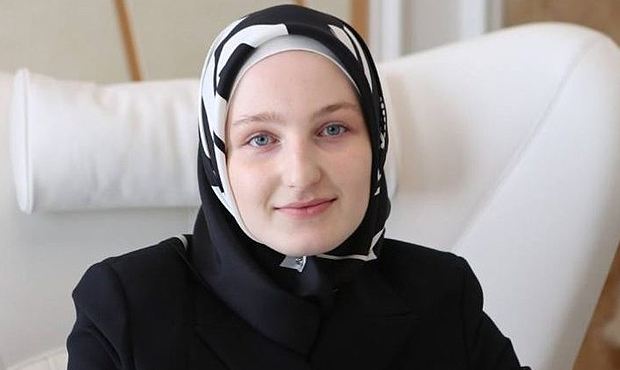 Глава Чечни присвоил своей дочери Хадижат Кадыровой государственную награду