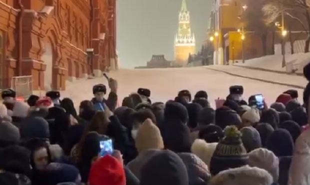 В Москве в новогоднюю ночь тысячи людей пришли на закрытую Красную площадь