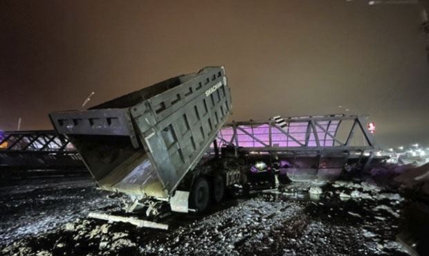 В Подмосковье на Горьковском шоссе самосвал обрушил надземный переход