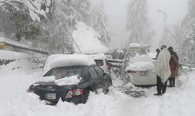 В пакистанском курортном городе Мурри из-за снегопада погиб 21 турист