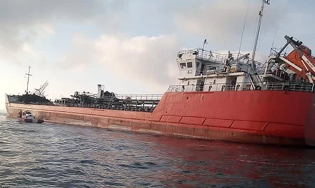 В Азовском море произошел взрыв на нефтяном танкере. Три человека пропали