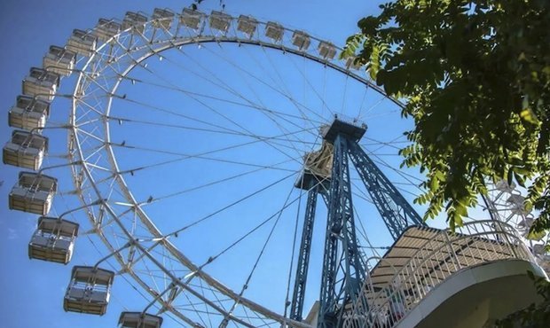 В Измайловском парке Москвы несколько человек застряли на колесе обозрения