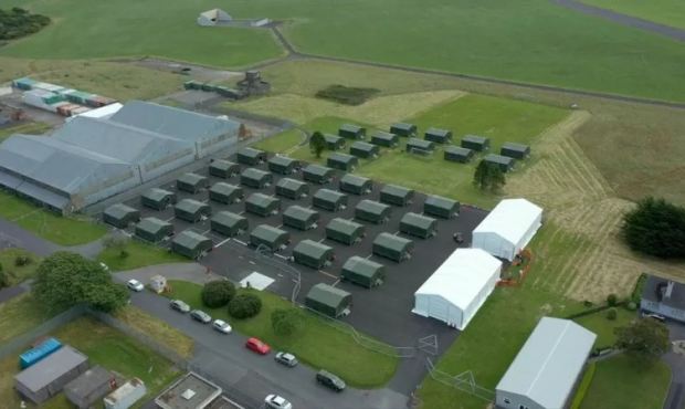 Ирландия вынуждена селить беженцев из Украины в армейских палатках на военной базе