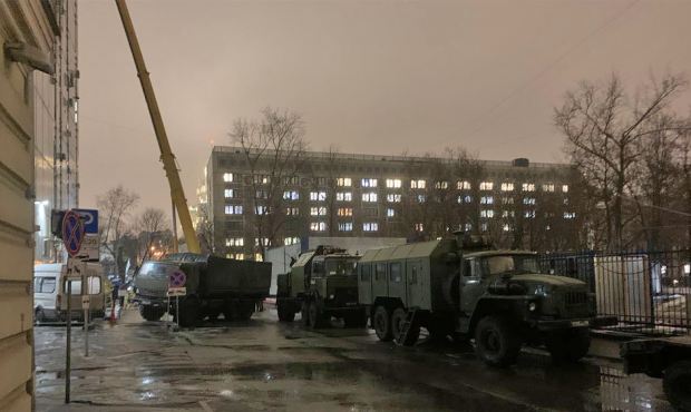 На крыши зданий в центре Москвы установили военную технику